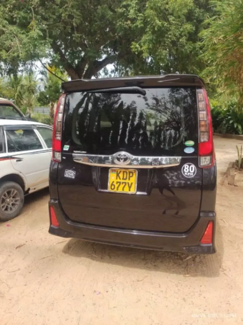 Toyota Noah   - 2017