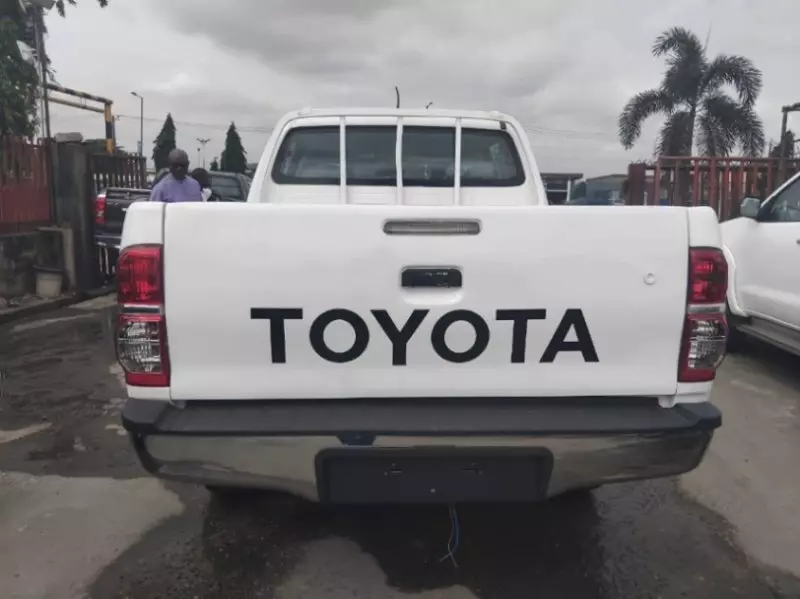 Toyota Hilux   - 2012
