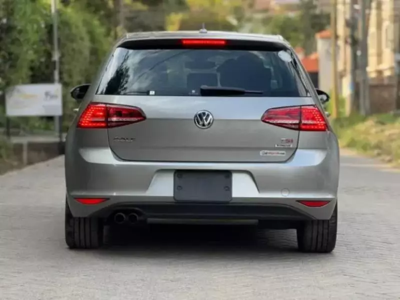 Volkswagen Golf   - 2017