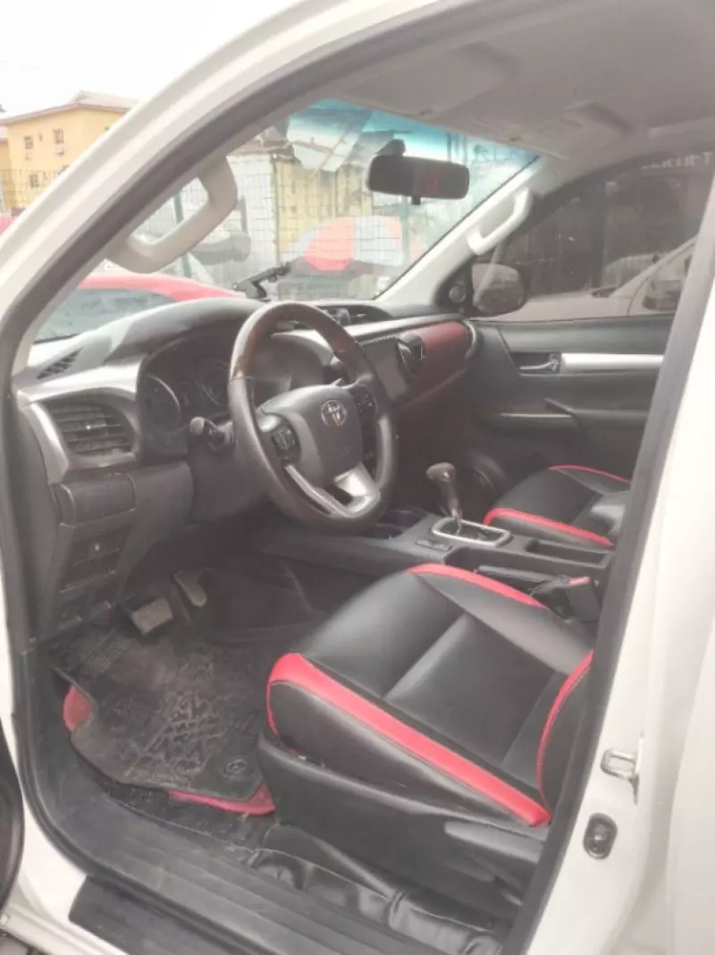Toyota Hilux Revo    - 2019