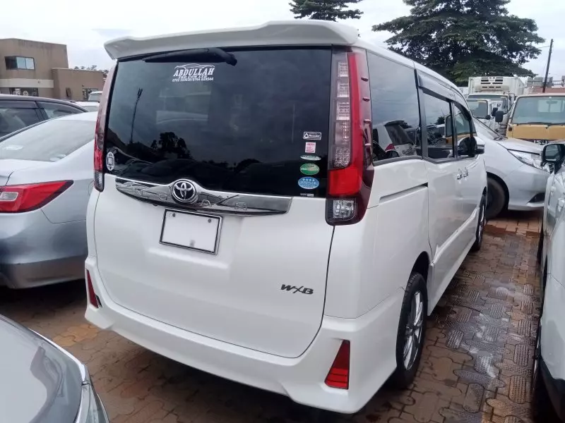 Toyota Noah   - 2015