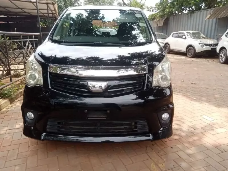 Toyota Noah   - 2012