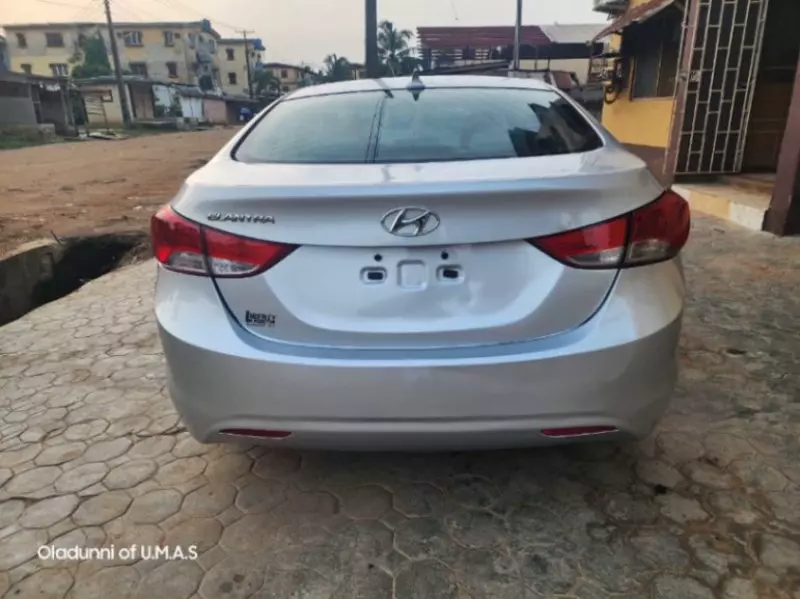 Hyundai Elantra   - 2011