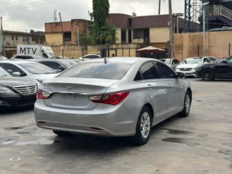 Hyundai Sonata   - 2011
