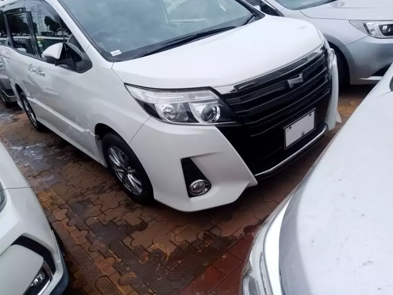 Toyota Noah   - 2015