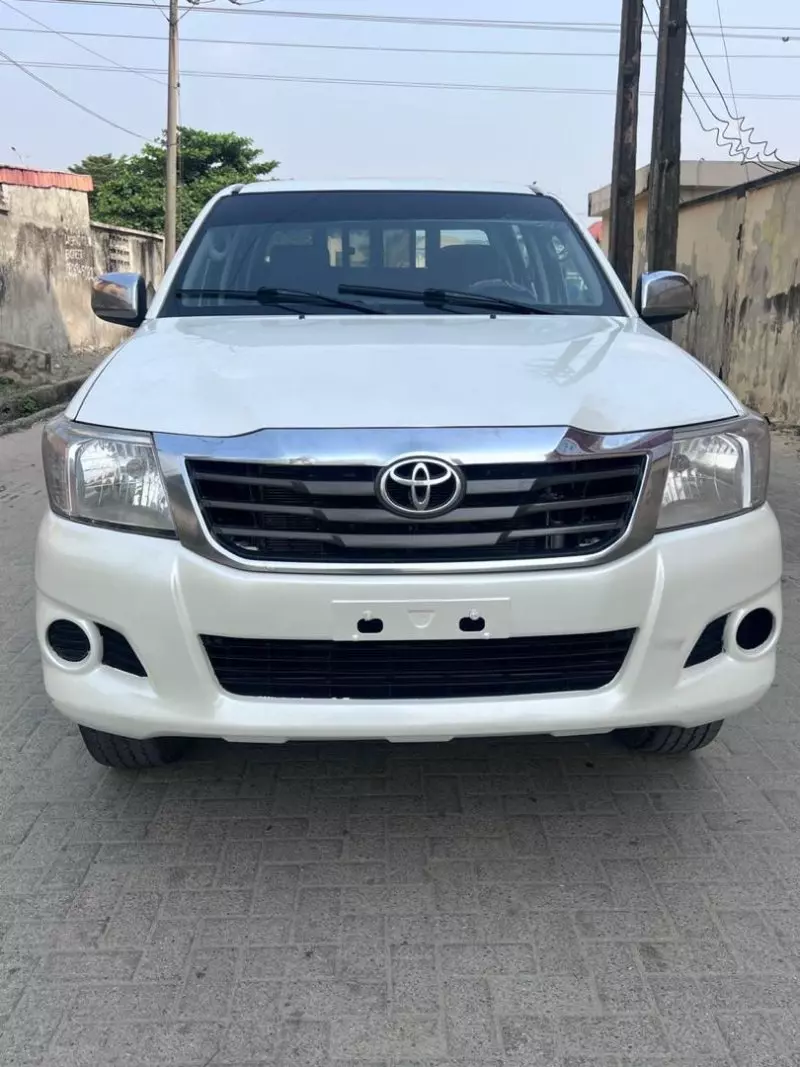 Toyota Hilux   - 2012