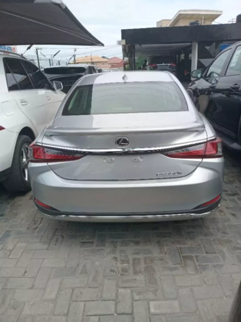 Lexus ES 350   - 2023