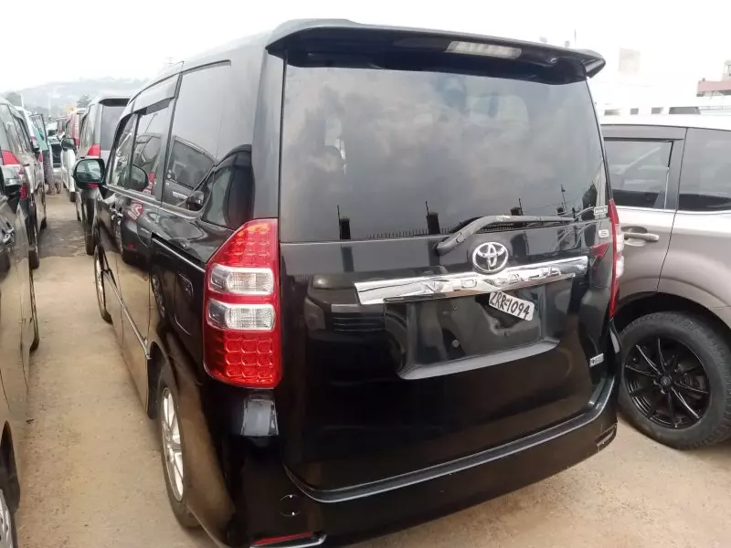 Toyota Noah   - 2012