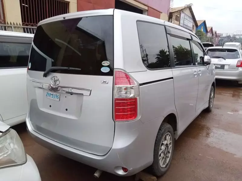 Toyota Noah   - 2009