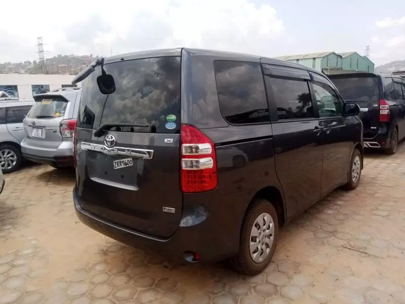 Toyota Noah   - 2012