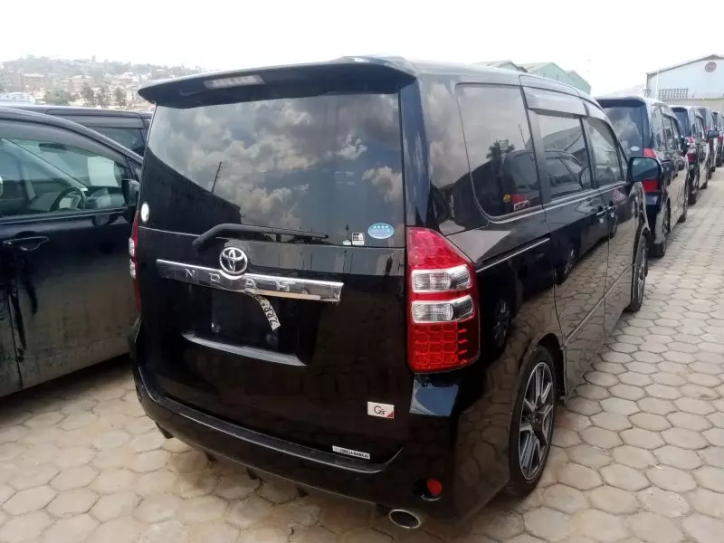 Toyota Noah   - 2012