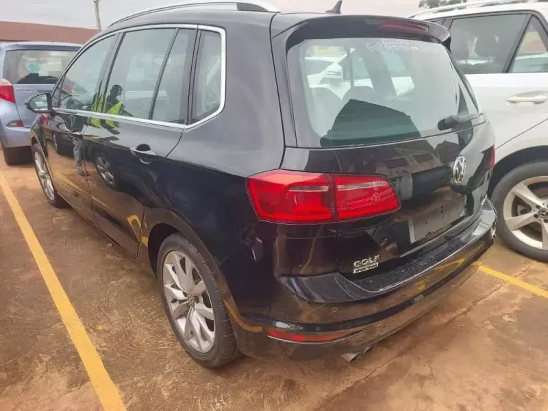 Volkswagen Golf   - 2016