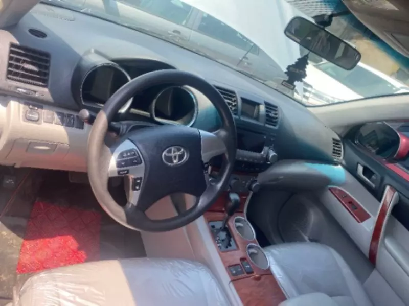Toyota Highlander   - 2011