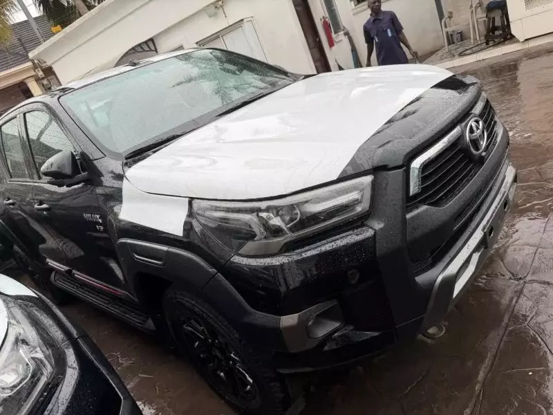 Toyota Hilux   - 2025