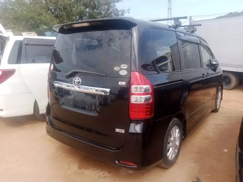 Toyota Noah   - 2011