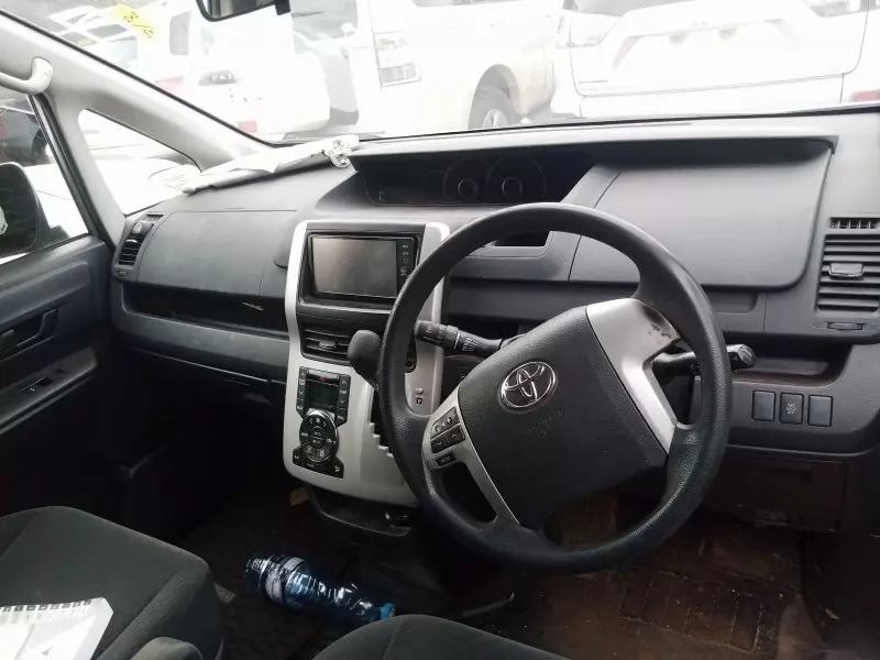 Toyota Noah   - 2012