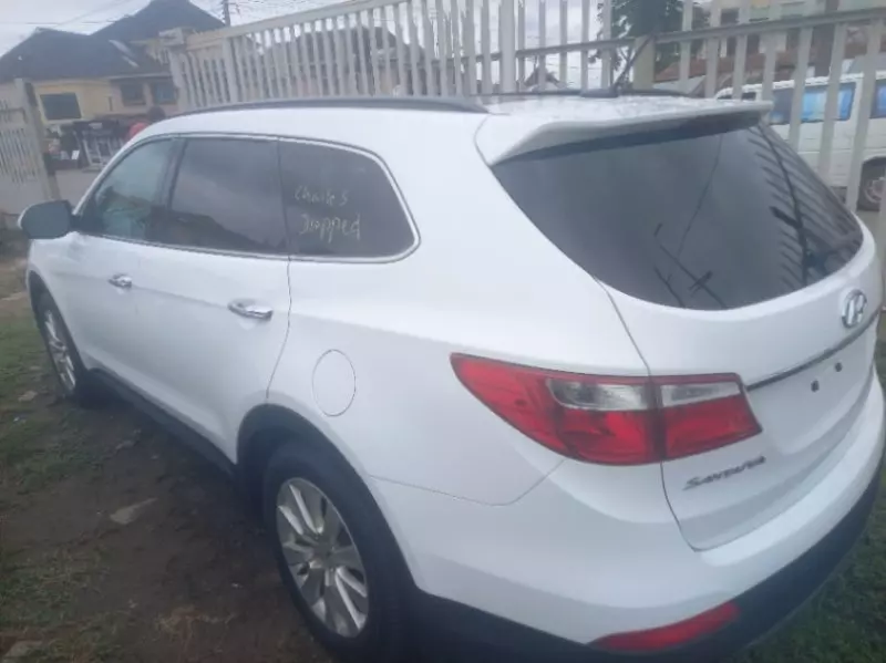 Hyundai Santa Fe   - 2015