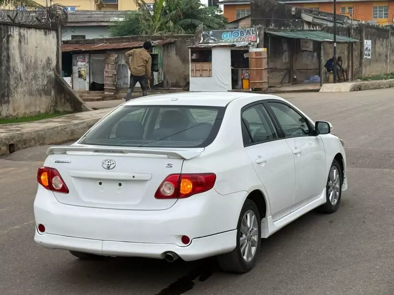 Toyota corolla   - 2010