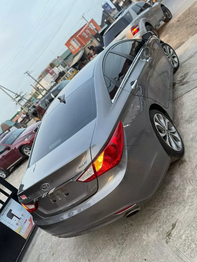 Hyundai Sonata   - 2011