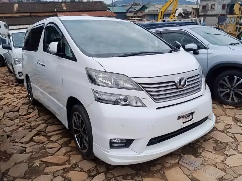 Toyota Vellfire    - 2400