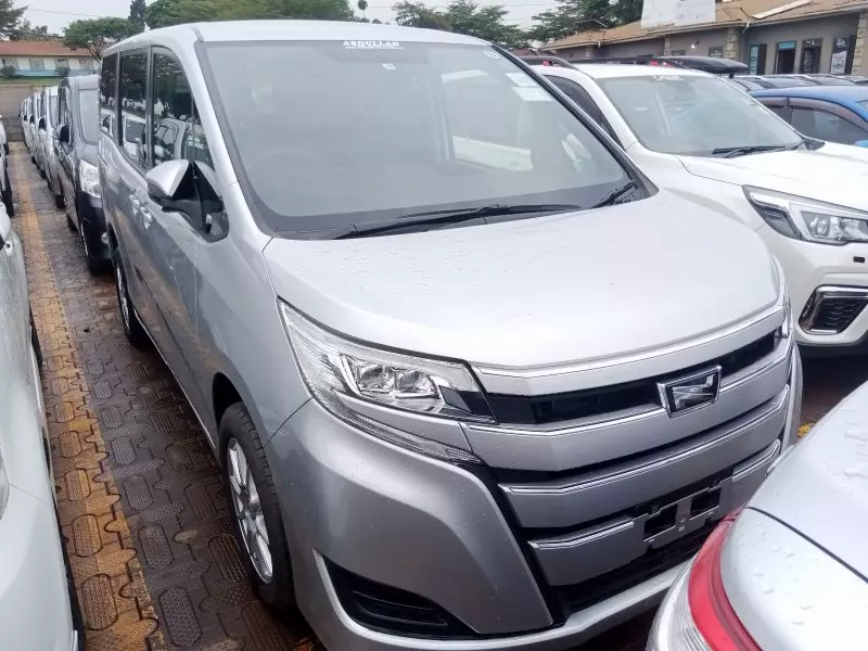 Toyota Noah   - 2015