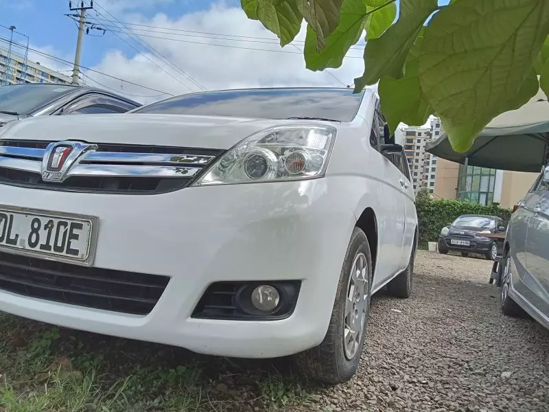 Toyota Isis    - 2016