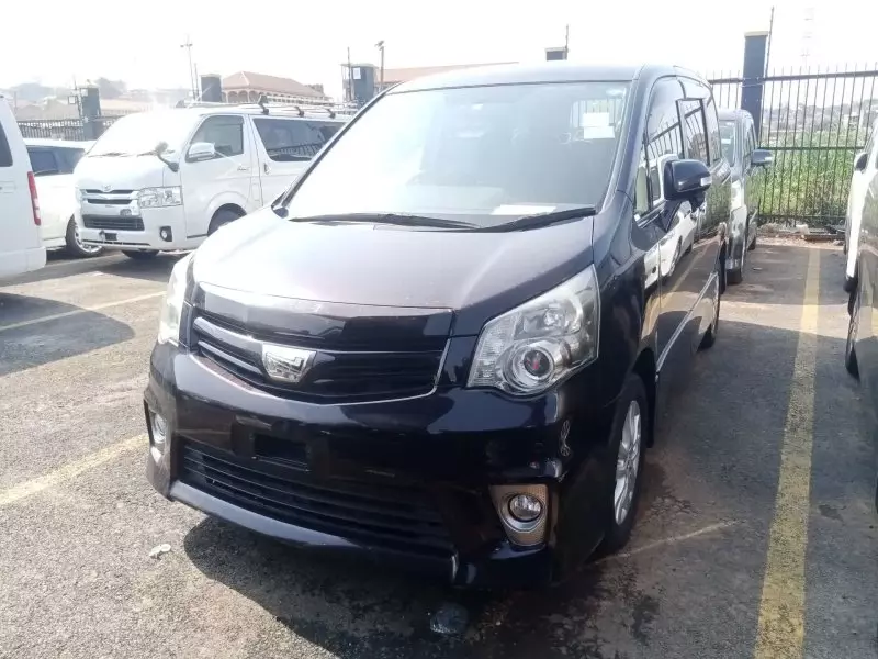 Toyota Noah   - 2012