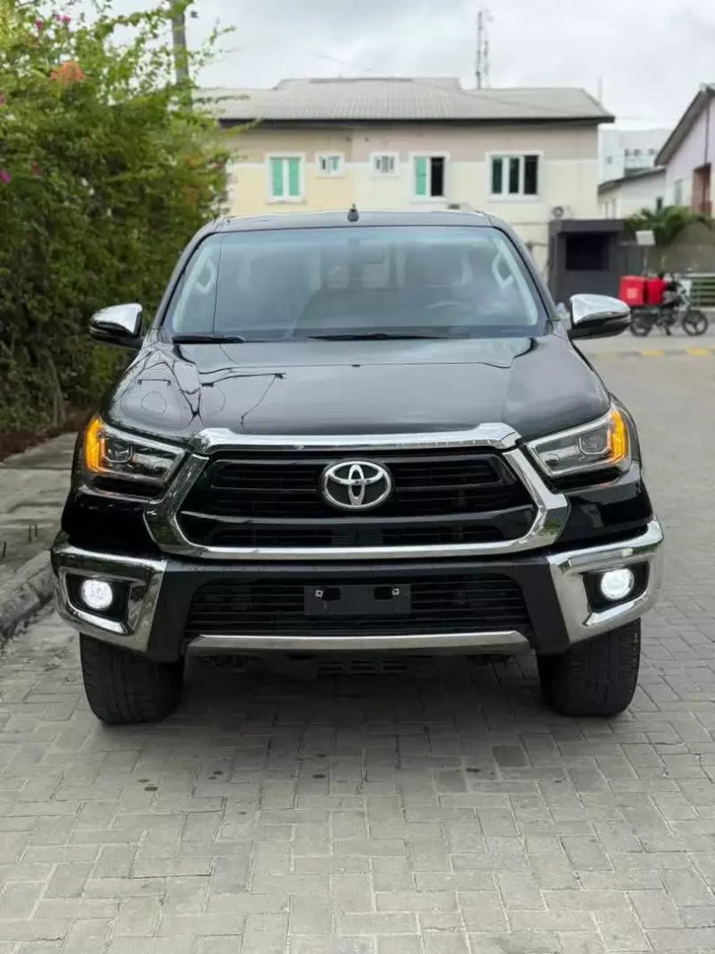 Toyota Hilux   - 2022