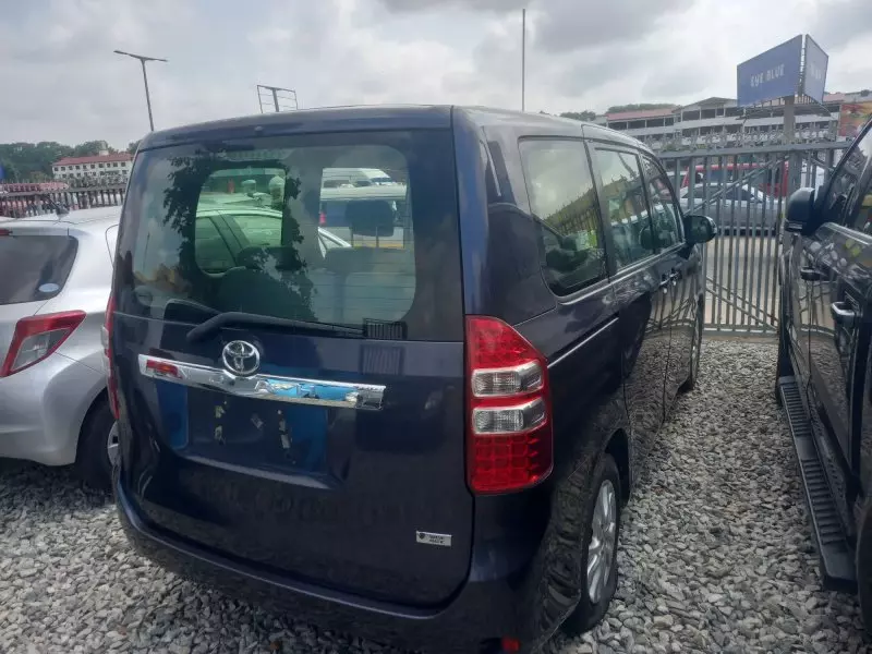 Toyota Noah   - 2014