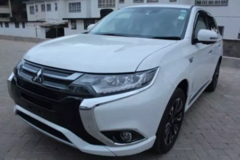 Mitsubishi Plug-in Hybrid Outlander   - 2017