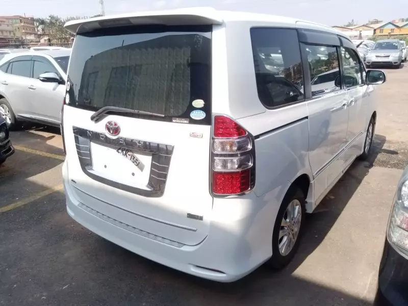 Toyota Noah   - 2012