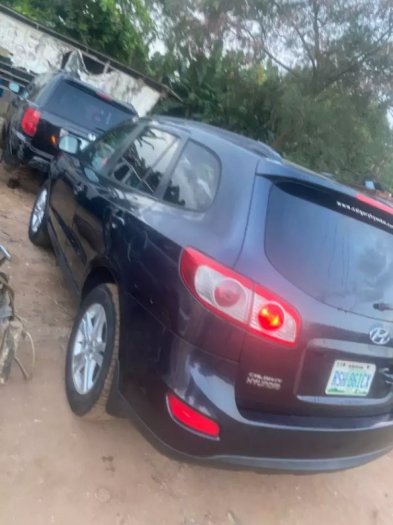 Hyundai Santa Fe   - 2011