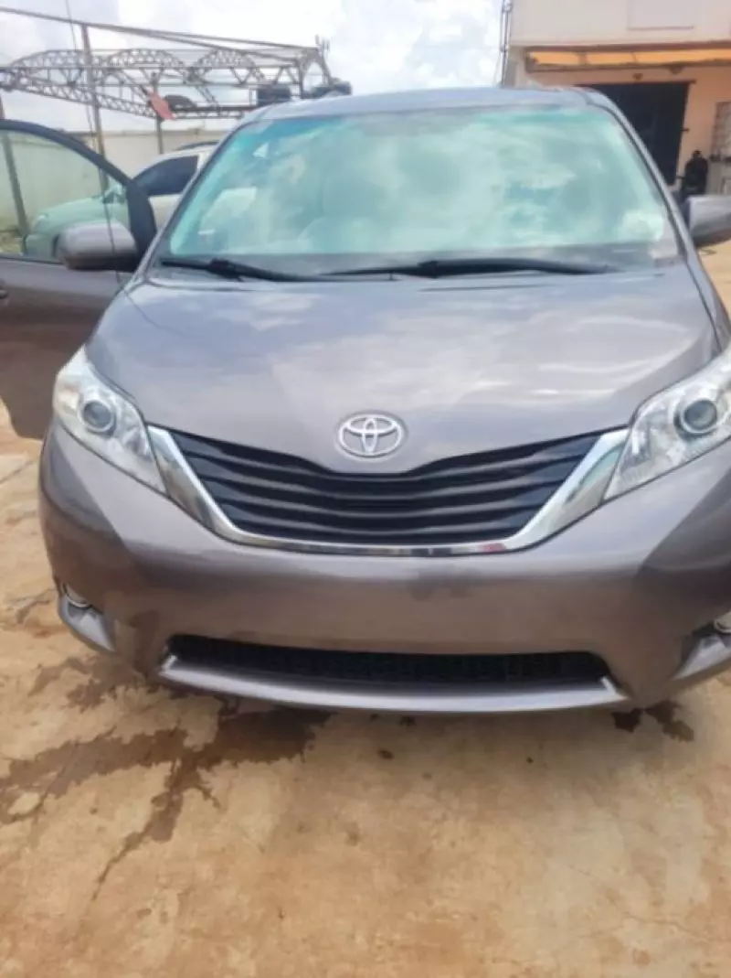 Toyota Sienna   - 2012
