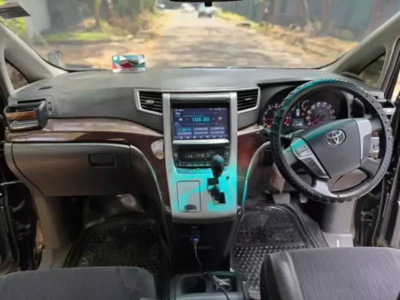 Toyota Vellfire    - 2014