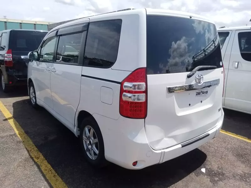Toyota Noah   - 2012
