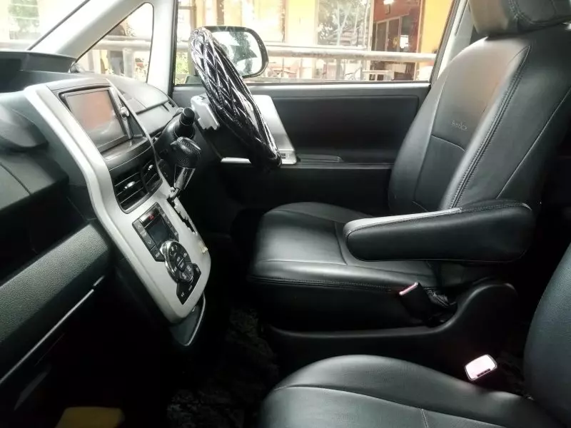 Toyota Noah   - 2012