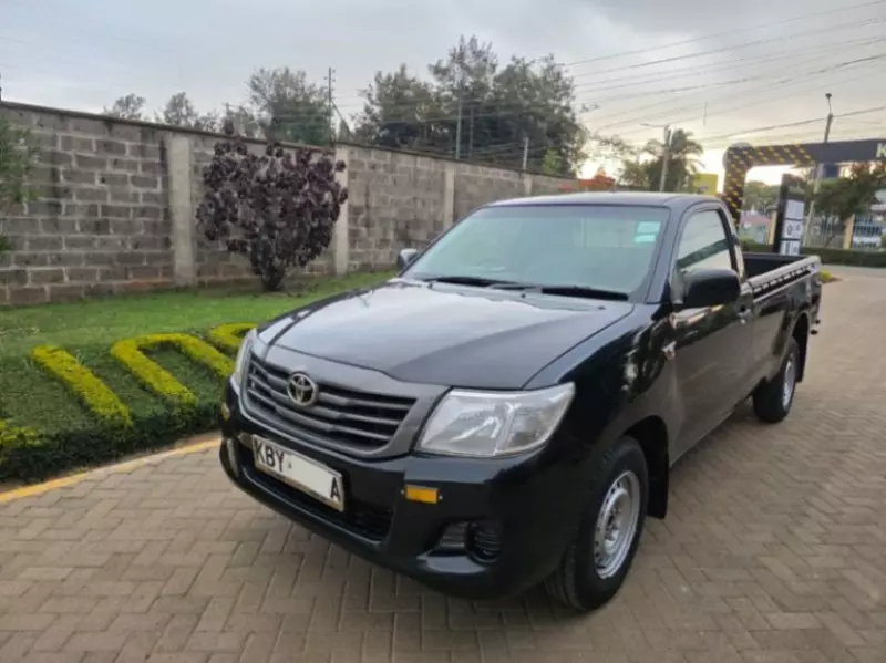 Toyota Hilux    - 2014
