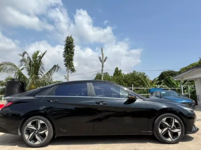 Hyundai Elantra   - 2021