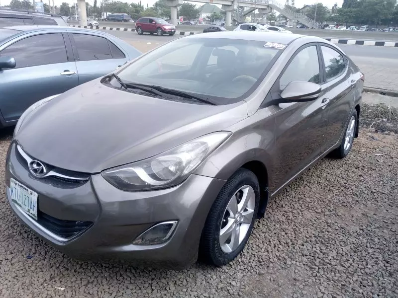 Hyundai Elantra   - 2011