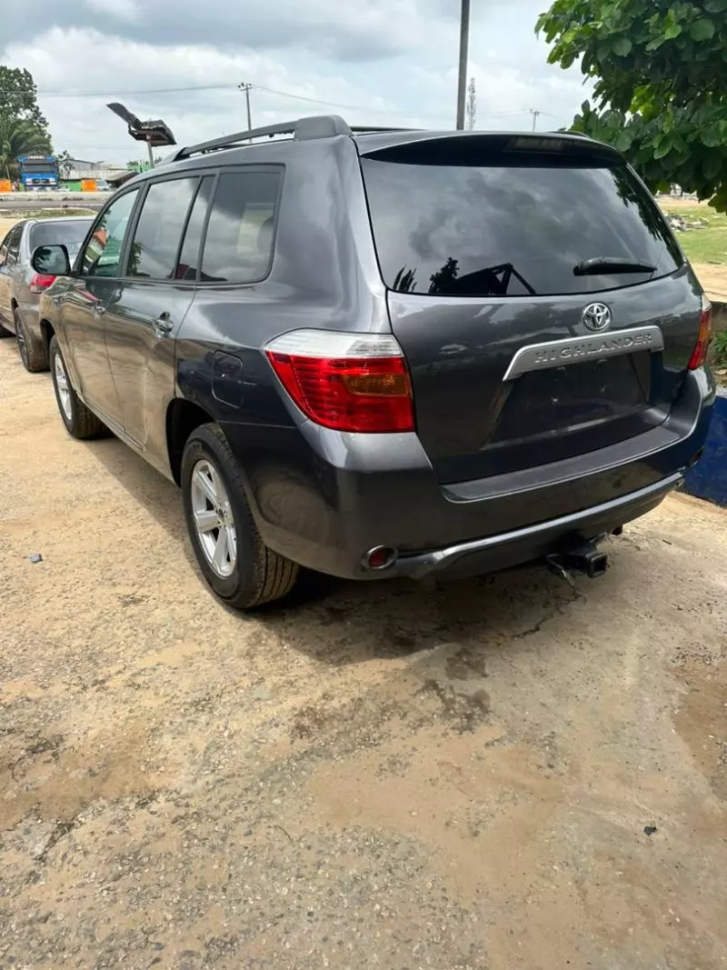 Toyota Highlander   - 2010