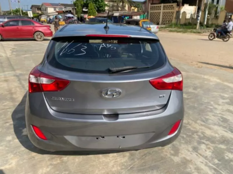 Hyundai Elantra   - 2013