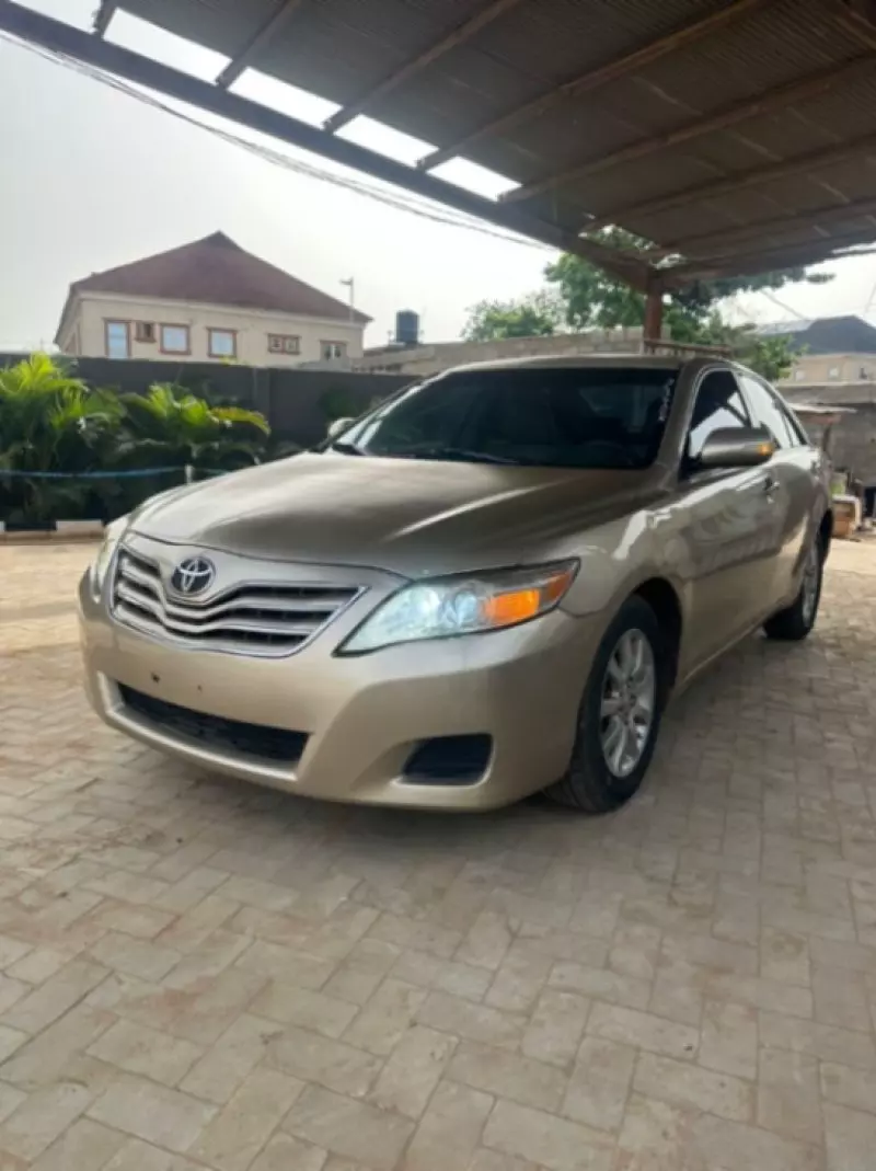 Toyota Camry   - 2011