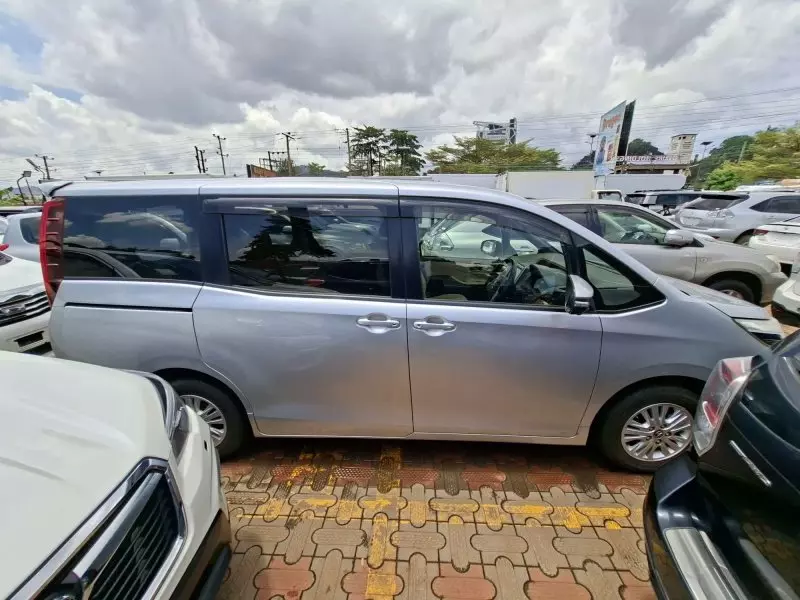 Toyota Noah   - 2014