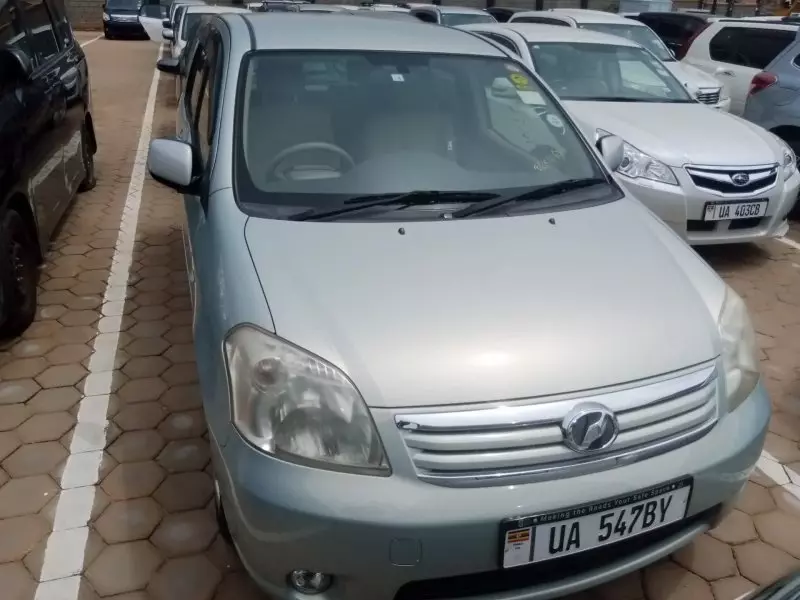Toyota Raum    - 2010