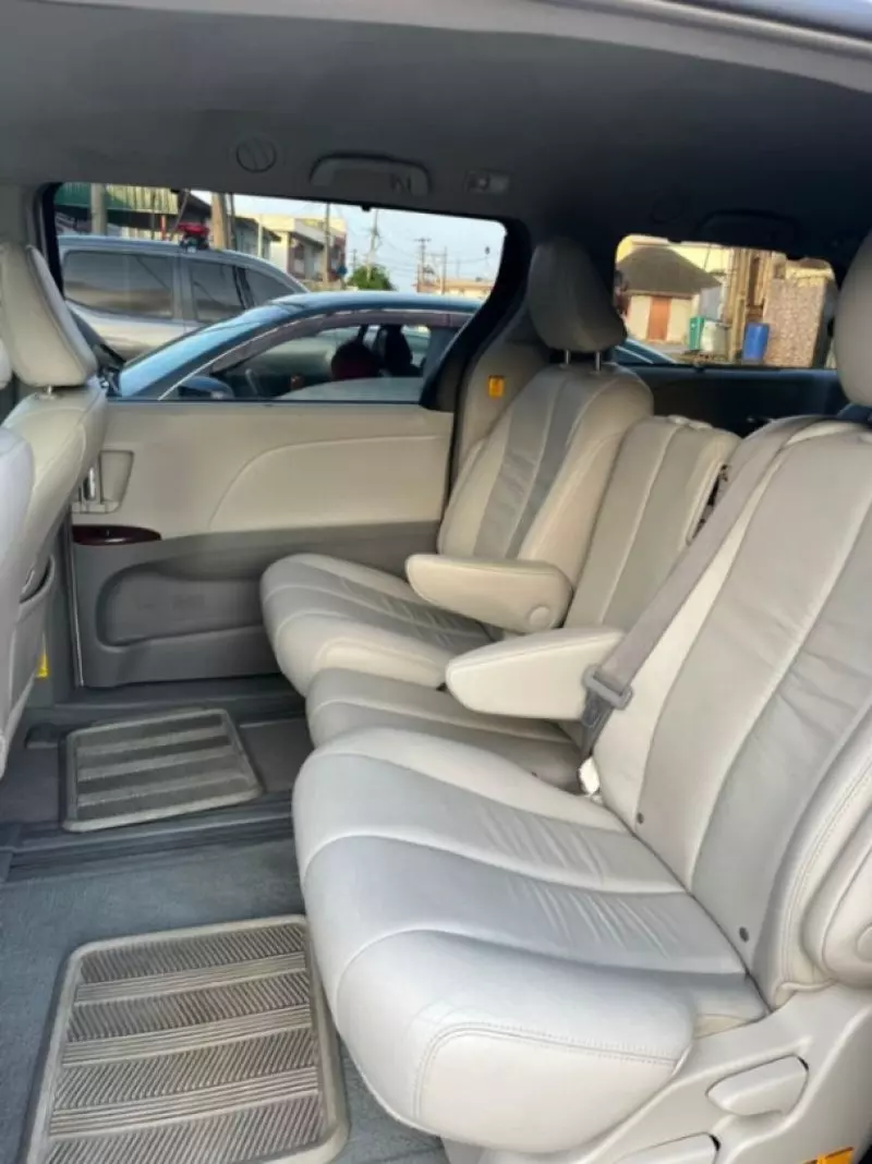 Toyota Sienna   - 2011