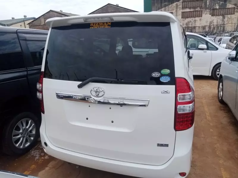 Toyota Noah   - 2012