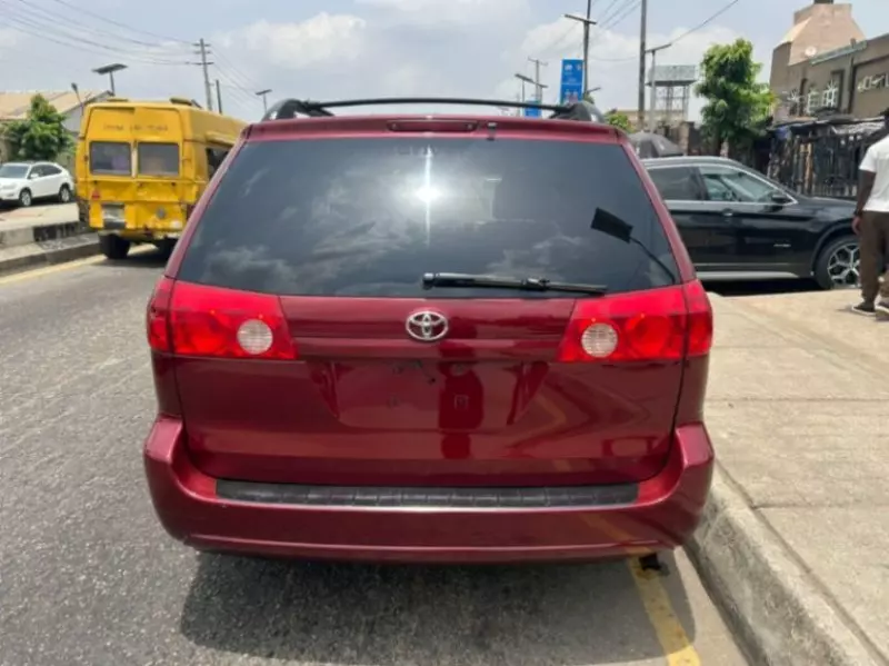 Toyota Sienna   - 2010