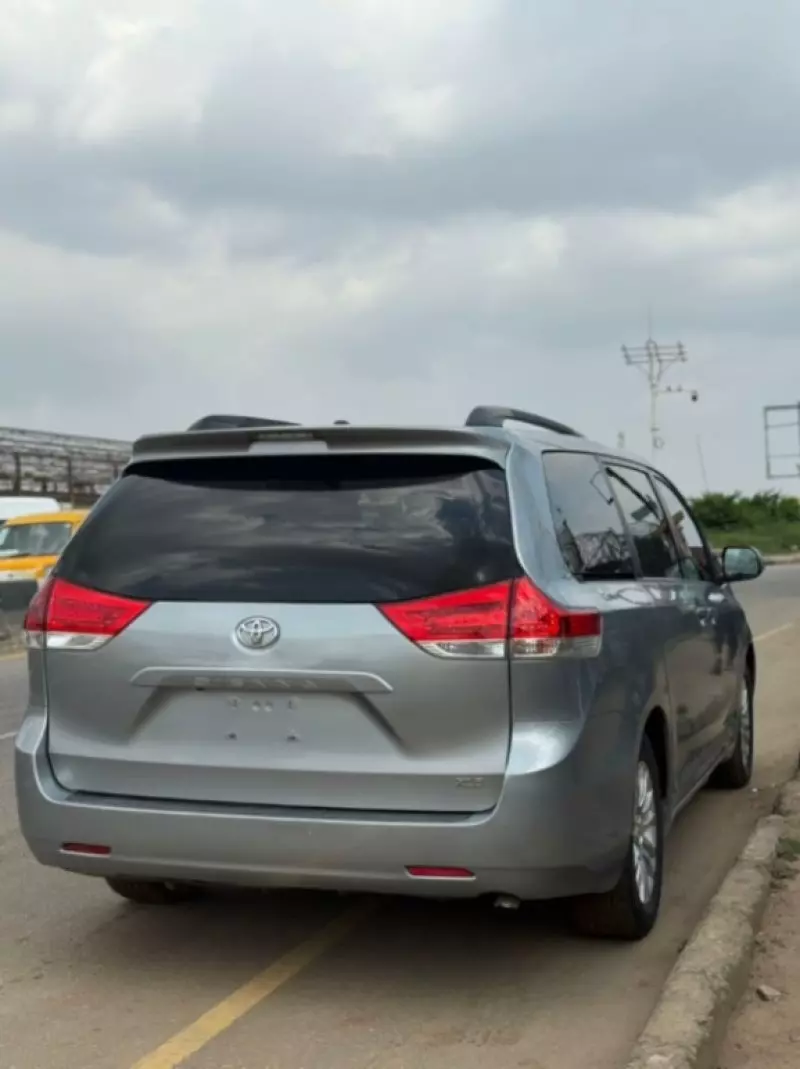 Toyota Sienna   - 2013