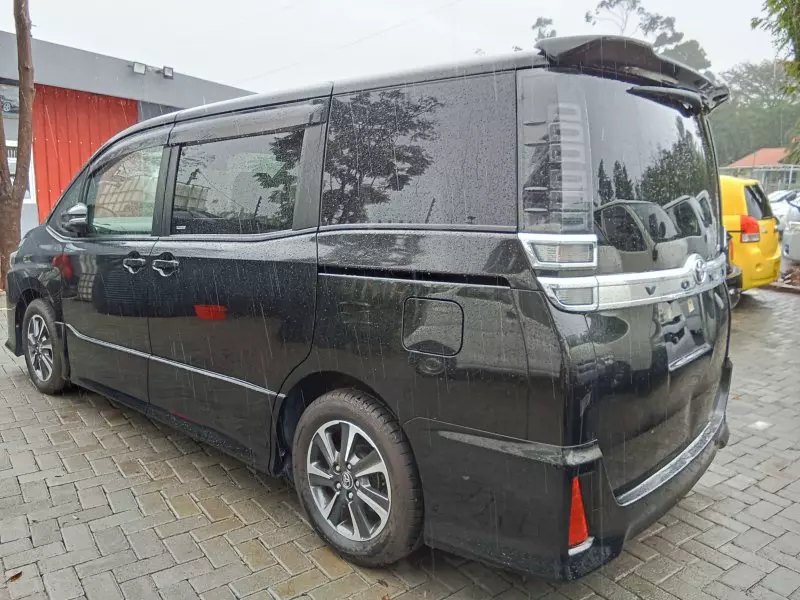 Toyota Voxy    - 2017