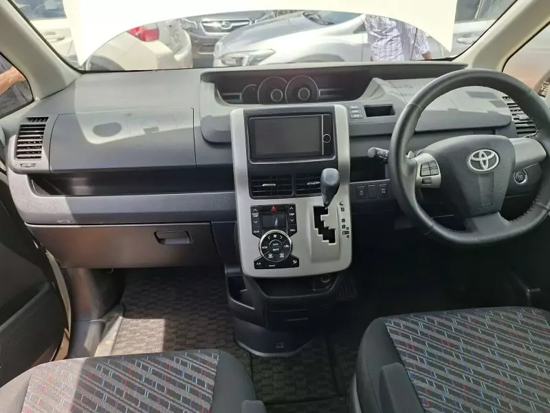 Toyota Noah - 2012